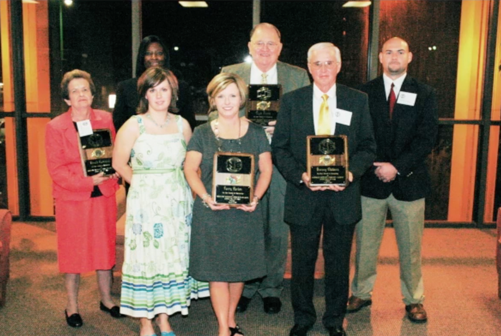 A group photo of the 2009 Sports Hall of Fame Inductees